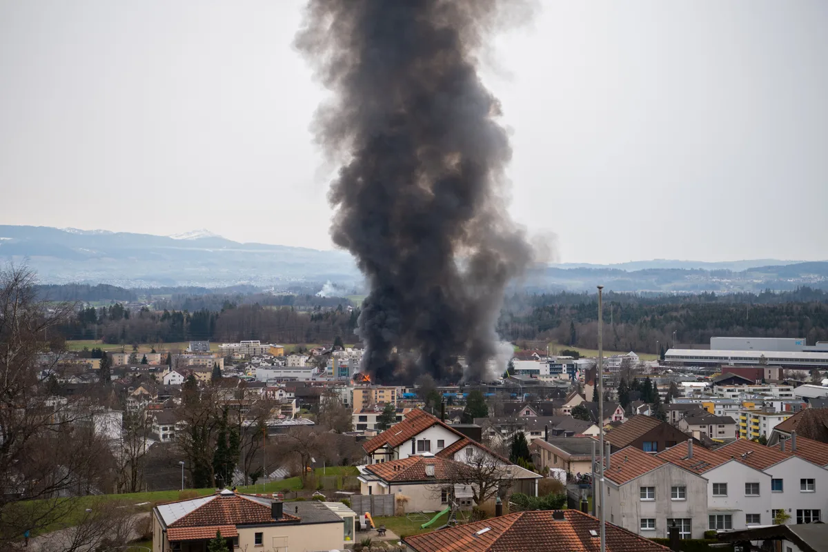 Die Rauchwolke war von weit her zu sehen. Rauchwolke über Hinwil.